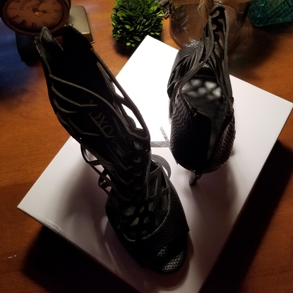 XOXO Size 10 (US) Zip-back Black Heels - Picture 8 of 10